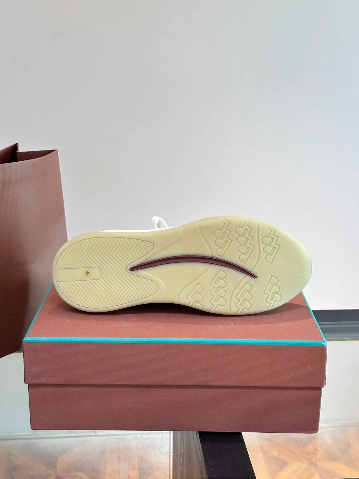 Factory price: 500💰Loro men's shoes💰iana/nuoyoupiana 410 L men's shoes💰 Walk Wish men's sneakers. This sneaker redefines the iconic 360 L men's shoes from a modern perspective💰, using a new shape and a wider silhouette design to create an extraordinary comfortable wearing experience. The ultra-light sole creates a charming modern aesthetic, with a classic slip-on construction and extra laces to wrap your foot for comfort. Smooth calfskin and wool pique knit uppers are paired with a combination suede calfskin lining and logo calfskin foot pads for ultimate comfort and breathability. The toe is inlaid with soft suede embellishments, the heel has contrasting line details, and is matched with an EVA foam and rubber outsole. The upper foot is light, soft and shock-absorbing, making it suitable for daily wear in all seasons. Comes with a full set of original packaging and complete information! Size: 39-44 (45, 46 can be customized)